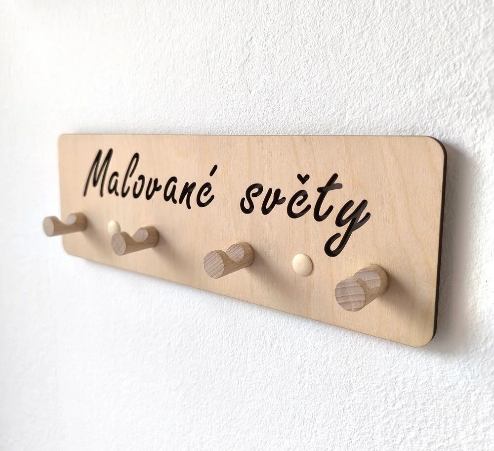 Dřevěný věšák - Malované světy